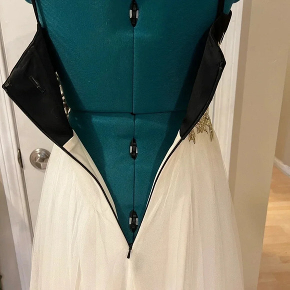 Blonde Nites Junior’s Keyhole Appliqué Prom Dress‎ - Picture 8 of 8